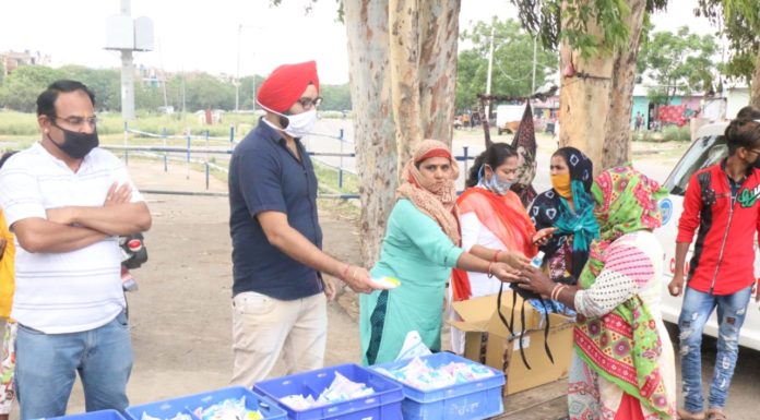 ਭਾਜਪਾ ਮਹਿਲਾ ਮੋਰਚਾ ਨੇ ਅੱਜ 500 ਗਰੀਬ ਲੌਕਾਂ ਨੂੰ ਮਾਸਕ, ਸੈਨੇਟਾਇਜ਼ਰ ਅਤੇ ਗਰਮੀ ਤੋਂ ਰਾਹਤ ਲਈ ਲੱਸੀ ਵੰਡੀ