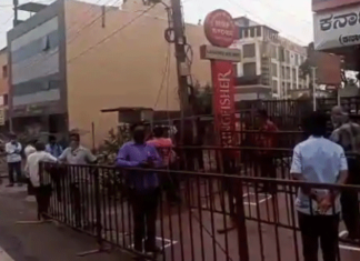 ਸ਼ਰਾਬ ਦੀਆਂ ਦੁਕਾਨਾਂ ਖੁੱਲ੍ਹਦਿਆਂ ਹੀ ਠੇਕਿਆਂ ਅੱਗੇ ਲੱਗੀਆਂ ਲੰਮੀਆਂ ਲਾਇਨਾਂ