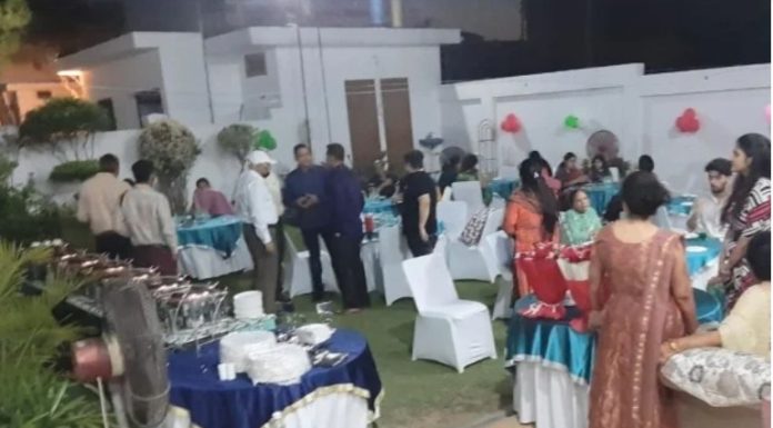 ਲੌਕਡਾਊਨ ‘ਚ ਘਰ ਦੀ ਛੱਤ ‘ਤੇ ਚਲ ਰਹੀ ਸੀ ਪਾਰਟੀ, ਪਹੁੰਚ ਗਈ ਪੁਲਿਸ