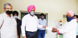 ਫਿਰੋਜ਼ਪੁਰ ਦੇ ਡਿਪਟੀ ਕਮਿਸ਼ਨਰ ਨੇ ਜ਼ਿਲ੍ਹੇ ਦੇ ਦੋ ਵਿਅਕਤੀਆਂ ਨੂੰ 10-10 ਹਜ਼ਾਰ ਰੁਪਏ ਦੇ ਕੇ ਕੀਤੀ ਮਾਲੀ ਸਹਾਇਤਾ