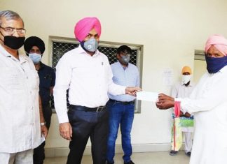 ਫਿਰੋਜ਼ਪੁਰ ਦੇ ਡਿਪਟੀ ਕਮਿਸ਼ਨਰ ਨੇ ਜ਼ਿਲ੍ਹੇ ਦੇ ਦੋ ਵਿਅਕਤੀਆਂ ਨੂੰ 10-10 ਹਜ਼ਾਰ ਰੁਪਏ ਦੇ ਕੇ ਕੀਤੀ ਮਾਲੀ ਸਹਾਇਤਾ