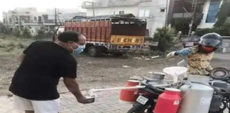 ਸੋਸ਼ਲ ਡਿਸਟੈਂਸਿੰਗ ਦੀ ਪਾਲਣਾ ਲਈ ਦੁੱਧ ਵੇਚਣ ਵਾਲੇ ਦਾ ਨਵਾਂ ਜੁਗਾੜ, ਲੋਕ ਦੇਖ ਕੇ ਰਹਿ ਗਏ ਹੈਰਾਨ