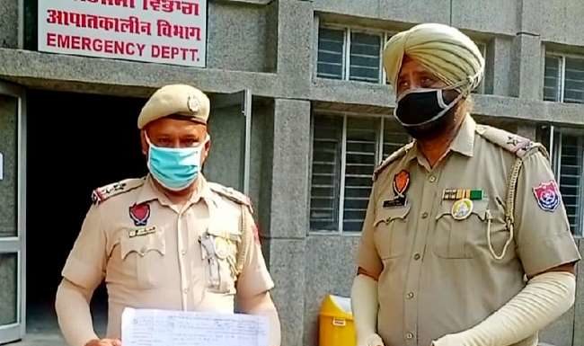 ਮਾਡਲ ਹਾਊਸ : ਨਾਕੇ ‘ਤੇ ਖੜ੍ਹੇ ਏਐਸਆਈ ਦੇ ਪੈਰ ‘ਤੇ ਚੜ੍ਹਾਈ ਗੱਡੀ, ਅਫ਼ਸਰਾਂ ਨੇ ਐਕਸ਼ਨ ਦੀ ਥਾਂ ਏਐਸਆਈ ਦਾ ਬਦਲਿਆ ਨਾਕਾ