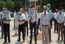 डीसी दफ्तर के आगे चीन के खिलाफ रोष प्रदर्शन, पूर्व सैनिकों ने फूंका चीन का पुतला