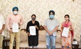 ਸ਼ਹੀਦਾਂ ਦੇ ਪਰਿਵਾਰਕ ਮੈਂਬਰਾਂ ਨੂੰ ਨਿਯੁਕਤੀ ਪੱਤਰ ਸੌਂਪੇ