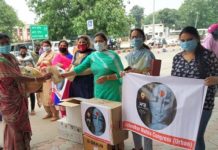 ਕਾਂਗਰਸ ਲੀਡਰ ਡਾ . ਜਸਲੀਨ ਸੇਠੀ ਨੇ ਆਪਣਾ ਰਾਜਾਂ ਨੂੰ ਵਾਪਸ ਪਰਤ ਰਹੀਆਂ ਮਜ਼ਦੂਰ ਔਰਤਾਂ ਨੂੰ ਸੈਨੇਟਰੀ ਪੈਡ ਵੰਡੇ