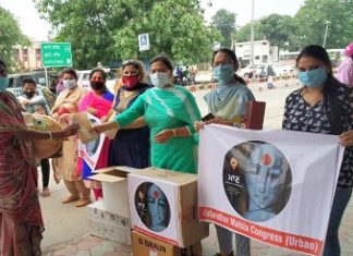 ਕਾਂਗਰਸ ਲੀਡਰ ਡਾ . ਜਸਲੀਨ ਸੇਠੀ ਨੇ ਆਪਣਾ ਰਾਜਾਂ ਨੂੰ ਵਾਪਸ ਪਰਤ ਰਹੀਆਂ ਮਜ਼ਦੂਰ ਔਰਤਾਂ ਨੂੰ ਸੈਨੇਟਰੀ ਪੈਡ ਵੰਡੇ