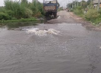 ਸੂਰਿਆ ਐਨਕਲੇਵ ਦੀ ਗੁਰੂ ਗੋਬਿੰਦ ਸਿੰਘ ਐਵੀਨਿਊ ਸੜਕ ਦੇ ਸੀਵਰੇਜ ਦਾ ਪਾਣੀ ਫਿਰ ਆਇਆ ਬਾਹਰ, ਮੇਅਰ ਰਾਜਾ ਨੂੰ ਨਹੀਂ ਕੋਈ ਖ਼ਬਰ