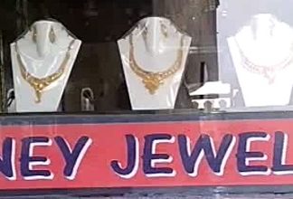 ਜਲੰਧਰ ਦੇ ਕਰਤਾਰਪੁਰ ‘ਚ ਪਿਸਤੌਲ ਵਿਖਾ ਕੇ ਜਵੈਲਰੀ ਸ਼ੌਪ ‘ਚ ਲੱਖਾਂ ਦੀ ਲੁੱਟ