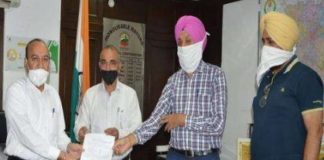 बिल्डिंग एडहॉक कमेटी ने मेयर के आगे रखी अवैध कॉलोनियों से फीस वसूली की मांग, ज्ञापन दिया