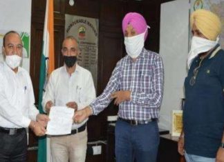 बिल्डिंग एडहॉक कमेटी ने मेयर के आगे रखी अवैध कॉलोनियों से फीस वसूली की मांग, ज्ञापन दिया