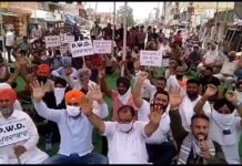 जालंधर की टूटी सड़कें बनवाने को अपनी सरकार के खिलाफ ही धरने पर बैठे कांग्रेसी पार्षद