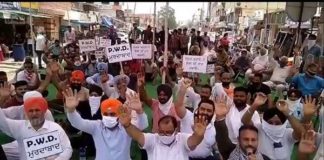 जालंधर की टूटी सड़कें बनवाने को अपनी सरकार के खिलाफ ही धरने पर बैठे कांग्रेसी पार्षद