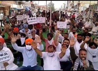 जालंधर की टूटी सड़कें बनवाने को अपनी सरकार के खिलाफ ही धरने पर बैठे कांग्रेसी पार्षद