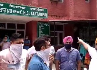 ਕਰਤਾਰਪੁਰ ਦੇ ਸਿਵਲ ਹਸਪਤਾਲ ‘ਚ ਇਕ ਵਿਅਕਤੀ ਦੀ ਕੋਰੋਨਾ ਰਿਪੋਰਟ ਪਾਜ਼ੀਟਿਵ ਆਉਣ ‘ਤੇ ਪਰਿਵਾਰ ਵਲੋਂ ਰਿਪੋਰਟ ‘ਚ ਗੜਬੜੀ ਕਰਨ ਦੇ ਲਾਏ ਦੋਸ਼