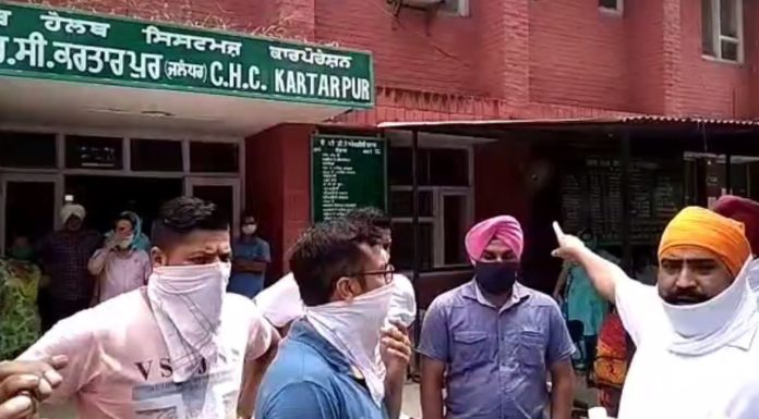 ਕਰਤਾਰਪੁਰ ਦੇ ਸਿਵਲ ਹਸਪਤਾਲ ‘ਚ ਇਕ ਵਿਅਕਤੀ ਦੀ ਕੋਰੋਨਾ ਰਿਪੋਰਟ ਪਾਜ਼ੀਟਿਵ ਆਉਣ ‘ਤੇ ਪਰਿਵਾਰ ਵਲੋਂ ਰਿਪੋਰਟ ‘ਚ ਗੜਬੜੀ ਕਰਨ ਦੇ ਲਾਏ ਦੋਸ਼