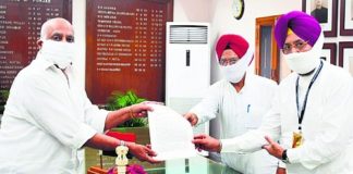 ਬਾਜਵਾ ਤੇ ਦੂਲੋ ਗਵਰਨਰ ਨੂੰ ਮਿਲੇ, ਸੀਬੀਆਈ ਜਾਂਚ ਦੀ ਕੀਤੀ ਮੰਗ