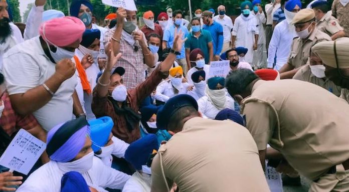 ਅਕਾਲੀ ਕਰਨ ਜਾ ਰਹੇ ਸੀ ਜ਼ਹਿਰੀਲੀ ਸ਼ਰਾਬ ਦਾ ਵਿਰੋਧ, ਪੁਲਿਸ ਹੱਥੇ ਚੜ੍ਹੇ