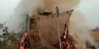 ਬਿਜਲੀ ਨਾਲ ਪਰਾਲੀ ਨਾਲ ਭਰੀ ਟਰਾਲੀ ਨੂੰ ਲੱਗੀ ਅੱਗ