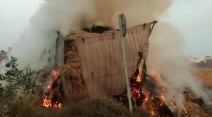 ਬਿਜਲੀ ਨਾਲ ਪਰਾਲੀ ਨਾਲ ਭਰੀ ਟਰਾਲੀ ਨੂੰ ਲੱਗੀ ਅੱਗ