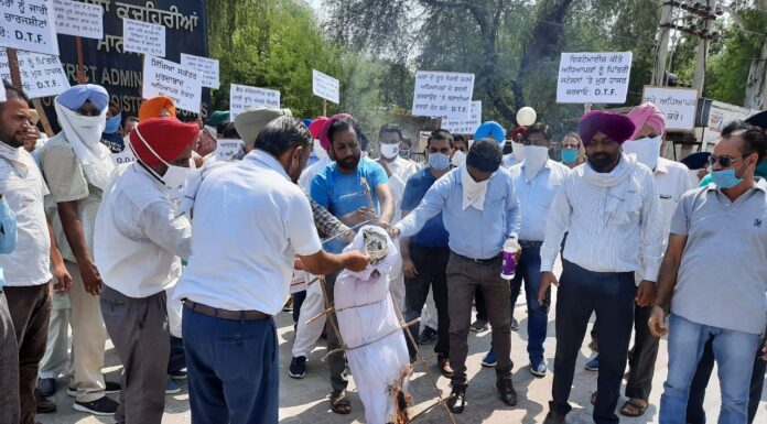 ਸਿੱਖਿਆ ਵਿਭਾਗ ਨੇ ਅਧਿਆਪਕਾਂ ਦੀ ਲਾਈ ਕਲਾਸ, ਟੀਚਰਾਂ ਨੇ ਕੀਤਾ ਪ੍ਰਦਰਸ਼ਨ