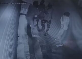 ਜਲੰਧਰ ਕੈਂਟ ਦੇ ਦੀਪ ਨਗਰ ‘ਚ ਨਸ਼ੇੇੜੀਆਂ ਨੇ ਦੁਕਾਨਦਾਰ ਤੋਂ ਕੁੱਟਮਾਰ ਕਰਕੇ ਲੁੱਟੇ 26 ਹਜ਼ਾਰ ਰੁਪਏ, ਵੇਖੋ ਵੀਡੀਓ