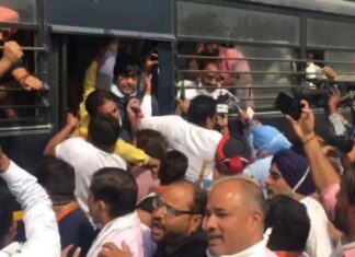 ਜਲੰਧਰ – ਦਲਿਤਾਂ ਲਈ ਇਨਸਾਫ਼ ਮਾਰਚ ਕੱਢਣ ਤੋਂ ਪਹਿਲਾਂ ਹੀ ਵਿਜੈ ਸਾਂਪਲਾ ਤੇ ਅਸ਼ਵਨੀ ਸ਼ਰਮਾ ਪੁਲਿਸ ਨੇ ਹਿਰਾਸਤ ‘ਚ ਲਏ