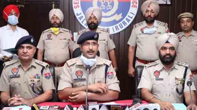 ਆਦਮਪੁਰ ਦੇ ਯੂਕੋ ਬੈਂਕ ‘ਚ ਸਕਿਓਰਟੀ ਗਾਰਡ ਨੂੰ ਗੋਲ਼ੀ ਮਾਰਨ ਵਾਲਾ 1 ਮੁਲਜ਼ਮ ਗ੍ਰਿਫ਼ਤਾਰ, 3 ਮਹੀਨੀਆਂ ‘ਚ 3 ਬੈਂਕਾਂ ‘ਚੋਂ ਲੁੱਟੇ ਚੁੱਕੇ ਨੇ 21 ਲੱਖ ਰੁਪਏ