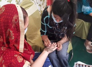 ਕਰਵਾਚੌਥ ਆਫ਼ਰ – ਦੋਆਬਾ ਚੌਕ ਨੇੜੇ ਲਗਵਾਓ ਫ੍ਰੀ ਮਹਿੰਦੀ, ਮੋਬਾਈਲ ਦਾ ਗਲਾਸ ਗਾਰਡ ਵੀ ਲੈ ਸਕਦੇ ਹੋ ਫ੍ਰੀ