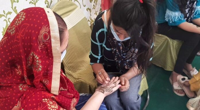 ਕਰਵਾਚੌਥ ਆਫ਼ਰ – ਦੋਆਬਾ ਚੌਕ ਨੇੜੇ ਲਗਵਾਓ ਫ੍ਰੀ ਮਹਿੰਦੀ, ਮੋਬਾਈਲ ਦਾ ਗਲਾਸ ਗਾਰਡ ਵੀ ਲੈ ਸਕਦੇ ਹੋ ਫ੍ਰੀ