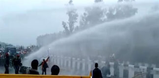 ਦਿੱਲੀ ਜਾ ਰਹੇ ਕਿਸਾਨਾਂ ‘ਤੇ ਹਰਿਆਣਾ ਪੁਲਿਸ ਨੇ ਅੱਥਰੂ ਗੈਸ ਦੇ ਗੋਲੇ ਛੱਡੇ, ਸੰਭੂ ਬਾਰਡਰ ‘ਤੇ ਜ਼ਬਰਦਸਤ ਹੰਗਾਮਾ