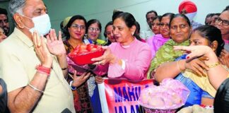 ਜਲੰਧਰ : ਮੰਨੋਰੰਜਨ ਕਾਲੀਆ ਨੂੰ ਘੇਰਨ ਆਈਆਂ ਕਾਂਗਰਸੀ ਵਰਕਰਾਂ ਨੂੰ ਕਾਲੀਆ ਨੇ ਘੇਰਿਆ