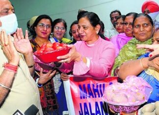 ਜਲੰਧਰ : ਮੰਨੋਰੰਜਨ ਕਾਲੀਆ ਨੂੰ ਘੇਰਨ ਆਈਆਂ ਕਾਂਗਰਸੀ ਵਰਕਰਾਂ ਨੂੰ ਕਾਲੀਆ ਨੇ ਘੇਰਿਆ