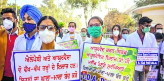 ਆਯੁਰਵੈਦ ਡਾਕਟਰਾਂ ਨੂੰ ਸਰਜਰੀ ਦੀ ਇਜਾਜ਼ਤ ਦੇਣ ਦਾ ਵਿਰੋਧ, ਜਲੰਧਰ ਦੇ ਡਾਕਟਰਾਂ ਨੇ ਕੀਤੀ ਹੜਤਾਲ
