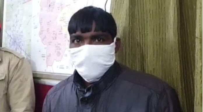 ਦਿਨ ਵਿੱਚ ਕਰਦਾ ਸੀ ਵੇਟਰ ਦਾ ਕੰਮ, ਰਾਤ ਹੁੰਦਿਆਂ ਘਰ ‘ਚ ਛਾਪਦਾ ਹੀ 100-200 ਦੇ ਜਾਅਲੀ ਨੋਟ, ਗ੍ਰਿਫਤਾਰ