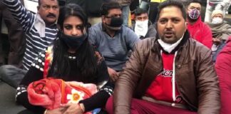 1 ਮਹੀਨੇ ਦੀ ਮਰੀ ਬੱਚੀ ਦੀ ਲਾਸ਼ ਨੂੰ ਲੈ ਕੇ ਹਸਪਤਾਲ ਦੇ ਅੱਗੇ ਧਰਨੇ ‘ਤੇ ਬੈਠੀ ਮਾਂ, ਜਲੰਧਰ ਦੇ ਇਸ ਹਸਪਤਾਲ ਨੇ ਕੀਤੀ ਲਾਪਰਵਾਹੀ