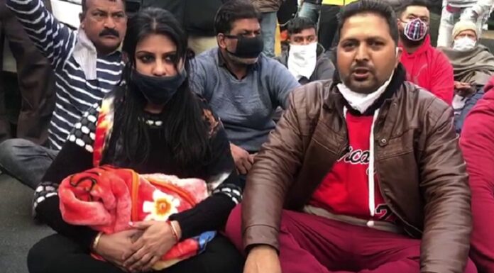 1 ਮਹੀਨੇ ਦੀ ਮਰੀ ਬੱਚੀ ਦੀ ਲਾਸ਼ ਨੂੰ ਲੈ ਕੇ ਹਸਪਤਾਲ ਦੇ ਅੱਗੇ ਧਰਨੇ ‘ਤੇ ਬੈਠੀ ਮਾਂ, ਜਲੰਧਰ ਦੇ ਇਸ ਹਸਪਤਾਲ ਨੇ ਕੀਤੀ ਲਾਪਰਵਾਹੀ