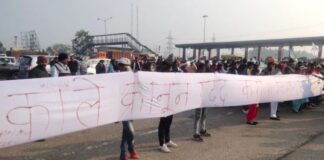 ਕਿਸਾਨੀ ਸੰਘਰਸ਼ ਨੂੰ ਹੋਰ ਤਿੱਖਾ ਕਰਨ ਲਈ ਔਰਤਾਂ ਨੇ ਆਪਣੇ ਖ਼ੂਨ ਨਾਲ ਲਿਖਿਆ 50 ਫੁੱਟ ਲੰਮਾ ਬੈਨਰ