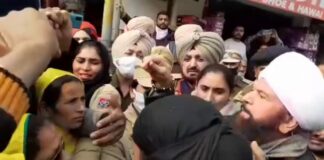 ਮੋਗਾ ਪਹੁੰਚੇ ਹੰਸ ਰਾਜ ਹੰਸ ਨੂੰ ਕਿਸਾਨ ਬੀਬੀਆਂ ਨੇ ਘੇਰਿਆ