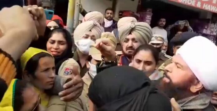 ਮੋਗਾ ਪਹੁੰਚੇ ਹੰਸ ਰਾਜ ਹੰਸ ਨੂੰ ਕਿਸਾਨ ਬੀਬੀਆਂ ਨੇ ਘੇਰਿਆ