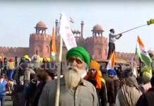 Breaking : ਆਖਿਰਕਾਰ ਲਾਲ ਕਿਲਾ ਪਹੁੰਚੇ ਕਿਸਾਨ, ਲਾਲ ਕਿਲੇ ਦੇ ਸਾਹਮਣੇ ਟ੍ਰੈਕਟਰਾਂ ‘ਤੇ ਚੜ੍ਹ ਤਿਰੰਗਾ ਅਤੇ ਕਿਸਾਨੀ ਝੰਡਾ ਫਹਿਰਾਇਆ