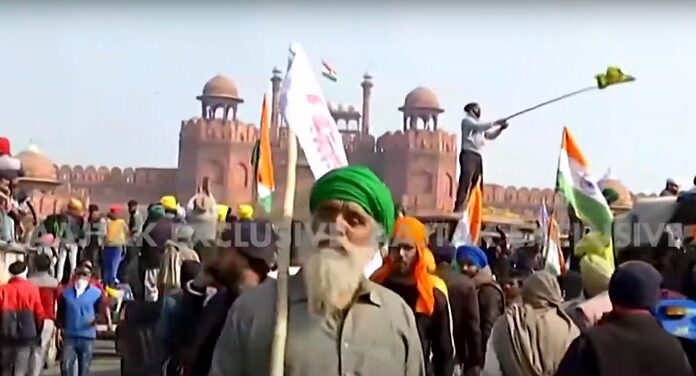 Breaking : ਆਖਿਰਕਾਰ ਲਾਲ ਕਿਲਾ ਪਹੁੰਚੇ ਕਿਸਾਨ, ਲਾਲ ਕਿਲੇ ਦੇ ਸਾਹਮਣੇ ਟ੍ਰੈਕਟਰਾਂ ‘ਤੇ ਚੜ੍ਹ ਤਿਰੰਗਾ ਅਤੇ ਕਿਸਾਨੀ ਝੰਡਾ ਫਹਿਰਾਇਆ