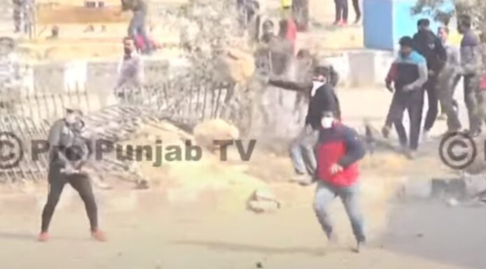 ਸਿੰਘੂ ਬਾਰਡਰ ‘ਤੇ ਲੋਕਾਂ ਨੇ ਕਿਸਾਨਾਂ ‘ਤੇ ਪੱਥਰਬਾਜੀ ਕੀਤੀ, ਹਾਲਾਤ ਵਿਗਾੜਣ ਦੀ ਕੋਸ਼ਿਸ਼