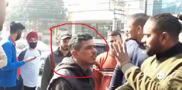 ਮਾਡਲ ਟਾਊਨ ਦੇ ਕਲਿਆਣ ਜਿਊਲਰਜ਼ ਸਾਹਮਣੇ ਮਹਿਲਾ ਦਾ ਪਰਸ ਖਿੱਚਿਆ, ਇੱਕ ਮੁੰਡੇ ਨੂੰ ਫੜ੍ਹਿਆ, ਦੂਜਾ ਫਰਾਰ