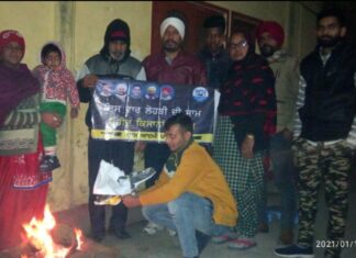 ਕਰਾੜੀ ਪਿੰਡ ਵਿਖੇ ਕਾਨੂੰਨ ਦੀਆਂ ਕਾਪੀਆਂ ਸਾੜ ਕੇ ਮਨਾਈ ਲੋਹੜੀ