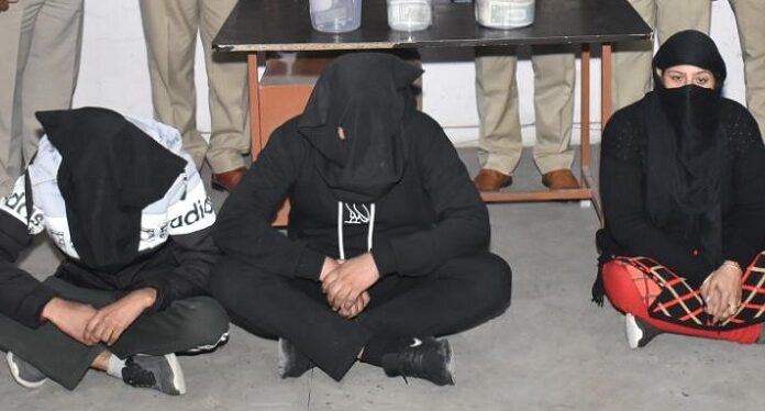 6 ਸਾਲ ਪੁਰਾਣੀ ਗ੍ਰਾਹਕ ਸਰਬਜੀਤ ਕੌਰ ਨੇ ਹੀ ਬੱਸ ਅੱਡੇ ਨੇੜੇ ਮਨੀ ਐਕਸਚੇਂਜਰ ਦੇ ਦਫਤਰ ਕਰਵਾਈ ਸੀ ਲੁੱਟ, 2 ਸਾਥੀਆਂ ਸਣੇ ਗ੍ਰਿਫਤਾਰ