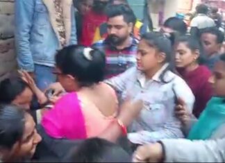 ਰੈਣਕ ਬਜ਼ਾਰ ‘ਚ ਫੜ੍ਹੀਆਂ ਪਰਸ ਚੋਰੀ ਕਰਨ ਵਾਲੀਆਂ ਔਰਤਾਂ, ਵੇਖੋ ਫਿਰ ਕੀ-ਕੀ ਹੋਇਆ…