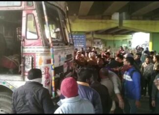 ਟਰਾਂਸਪੋਰਟ ਨਗਰ ‘ਚ ਟਰੱਕ ਨੇ ਮੋਟਰਸਾਇਕਲ ਨੂੰ ਟੱਕਰ ਮਾਰੀ, 60 ਸਾਲ ਦੀ ਬਜੁਰਗ ਦੀ ਮੌਤ