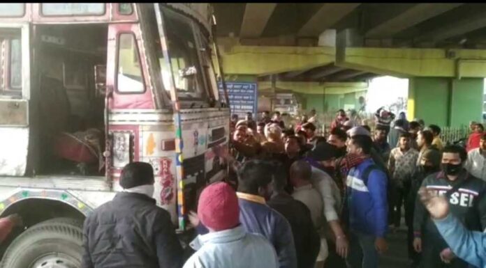 ਟਰਾਂਸਪੋਰਟ ਨਗਰ ‘ਚ ਟਰੱਕ ਨੇ ਮੋਟਰਸਾਇਕਲ ਨੂੰ ਟੱਕਰ ਮਾਰੀ, 60 ਸਾਲ ਦੀ ਬਜੁਰਗ ਦੀ ਮੌਤ