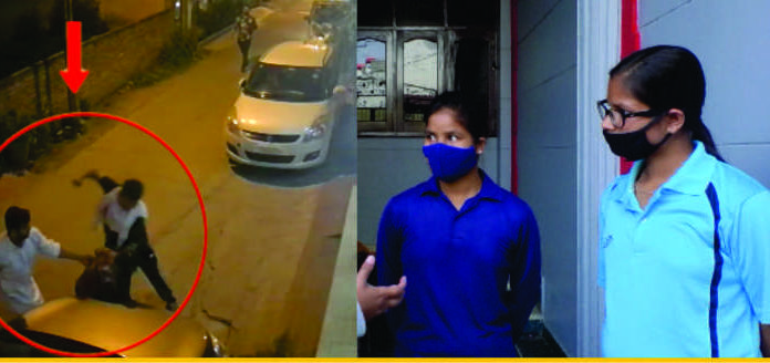 Video : ਮਾਡਲ ਟਾਊਨ ਦੇ ਬਿਜ਼ਨੈਸਮੈਨ ਪਿਓ-ਪੁੱਤ ਨੇ ਘਰ ‘ਚ ਕੰਮ ਕਰਨ ਵਾਲੀਆਂ ਨਾਬਾਲਗ ਭੈਣਾਂ ਨੂੰ ਗਲੀ ‘ਚ ਭਜਾ-ਭਜਾ ਕੇ ਕੁੱਟਿਆ